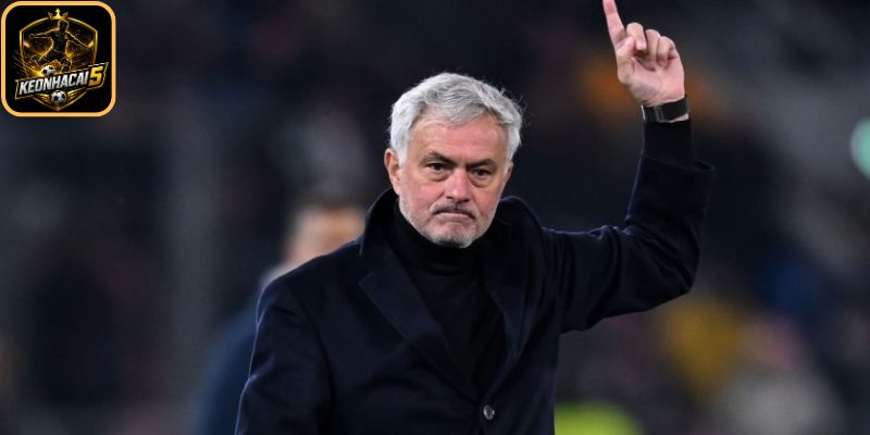 Perez ra tay sau trận thua Barca, Real Madrid gấp rút chọn HLV mới 2 Mourinho tái xuất trong kế hoạch của Perez